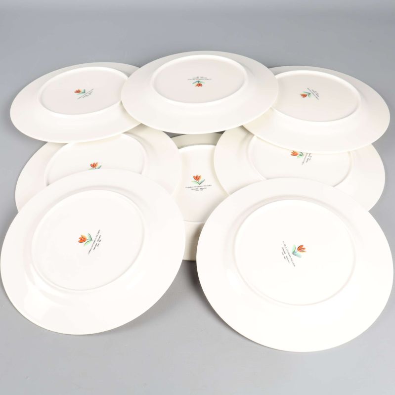 Baksida på flera assietter med logotyp och text