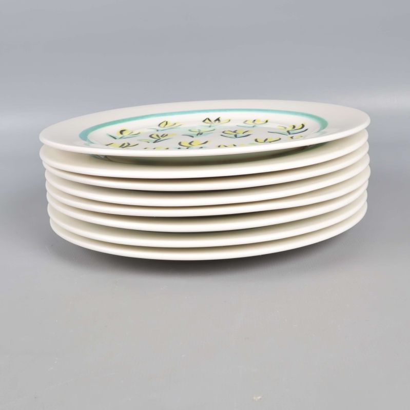 Sida av staplade mönstrade assietter