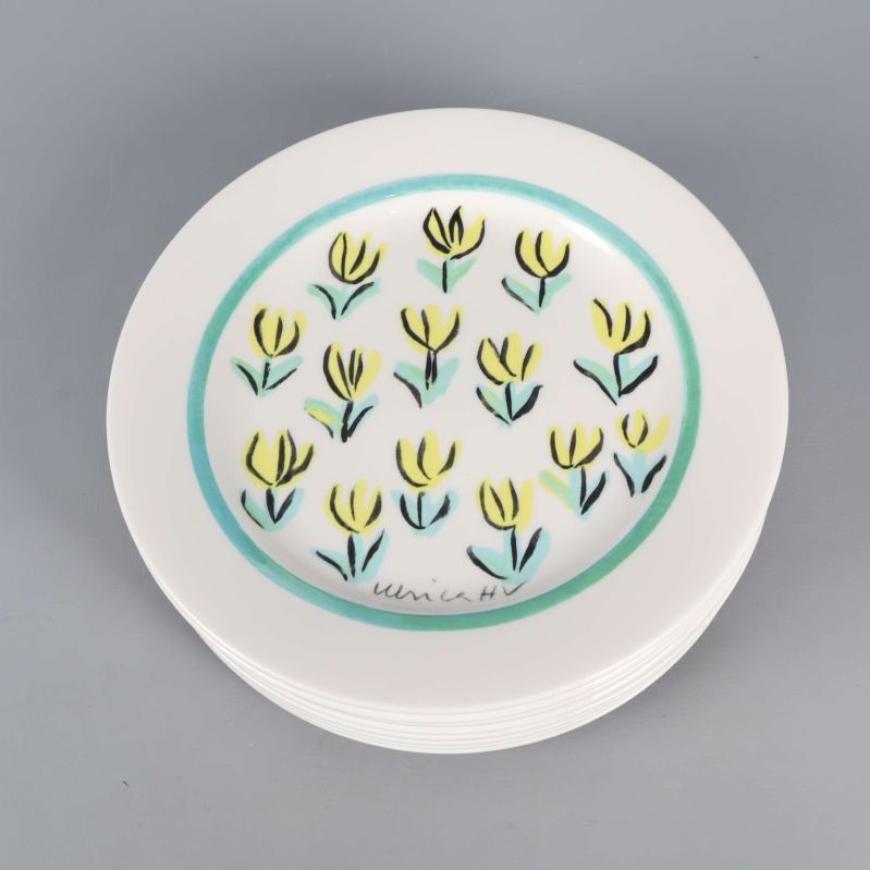 Överblick av staplade assietter med blommönster