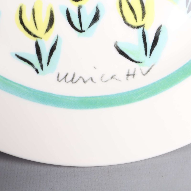 Närbild av signaturen Ulrica HV på tallrik