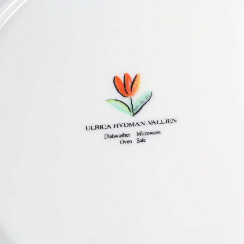 Blommotiv och text Ulrica Hydman-Vallien på assiett