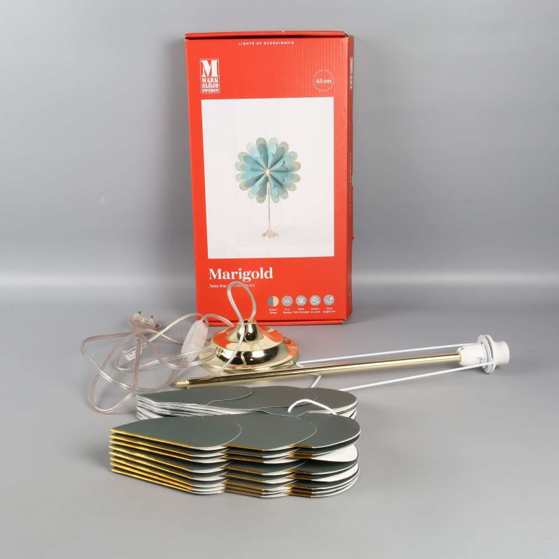 Obruten förpackning, lampdelar och blomformade blad