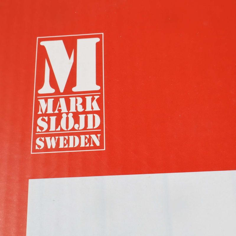 Markslöjd logotyp på röd kartong