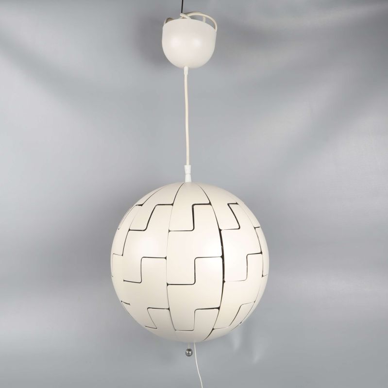Vit taklampa med sfärisk, mönstrad design i hängande position