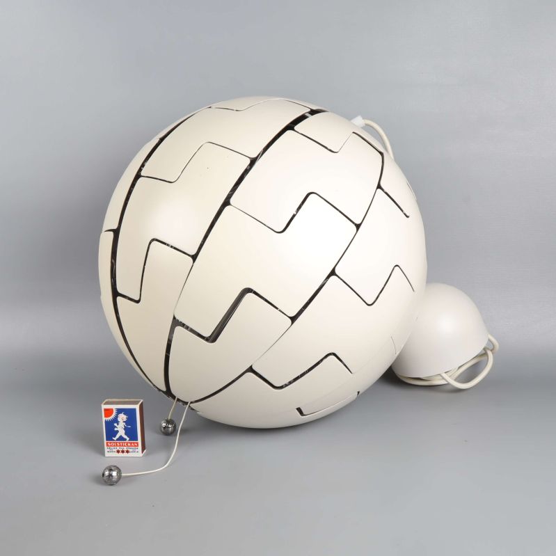 Taklampans rundade form i demonterat läge med tändsticksask som storleksreferens