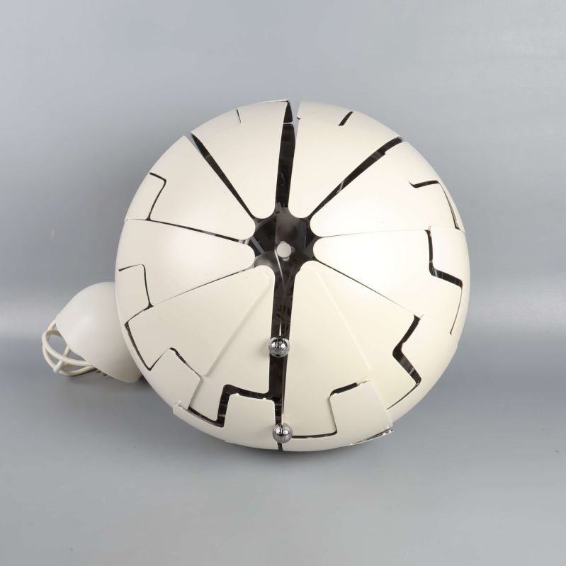 Undersida av taklampan med stängda segment och sladden synlig