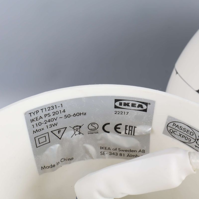 Närbild på etikett inuti lampan med IKEA och specifikationer