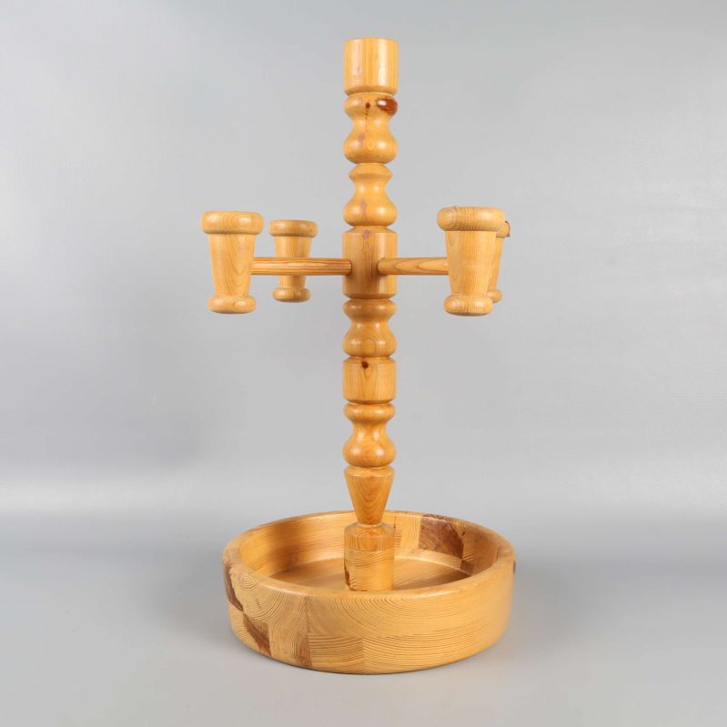 Frontal vy av ljusstake i trä med skål