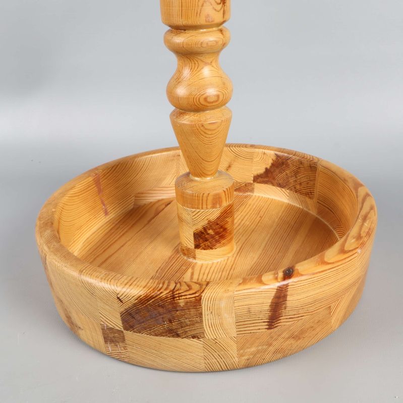 Närbild på träskålens bas och svarvade detaljer