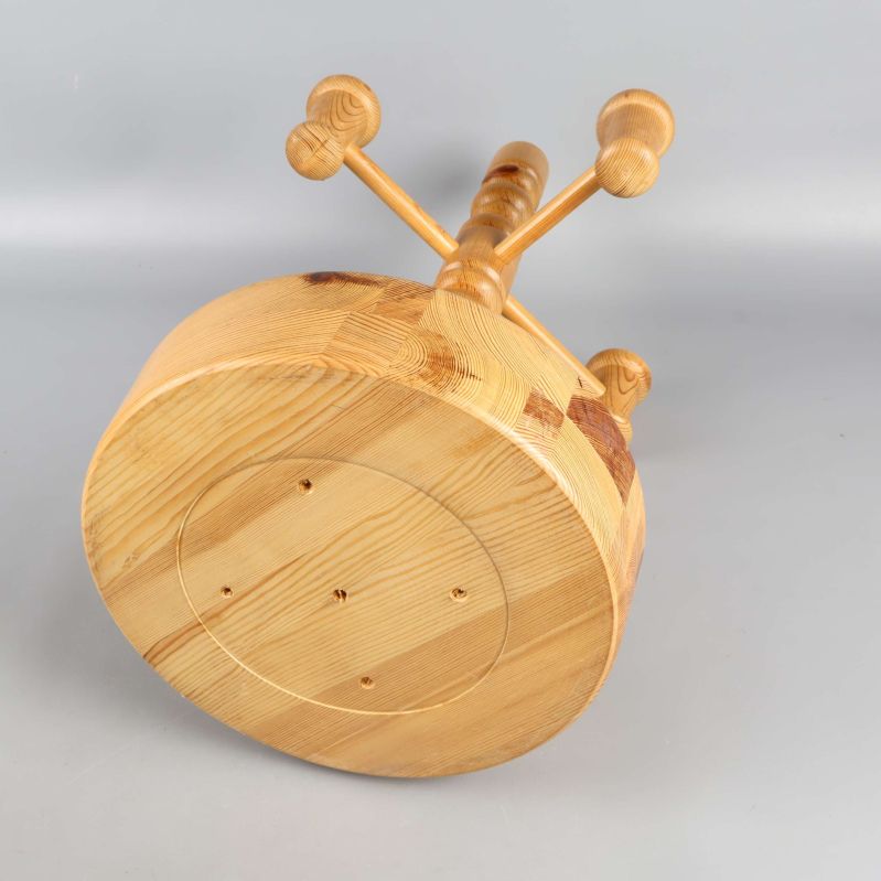 Undersida av ljusstake i trä syns i närbild