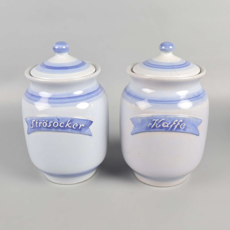 Närbild på strösocker- och kaffeburk i blå keramik