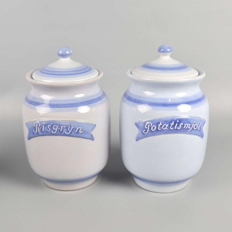 Närbild på risgryn- och potatismjölsburk i blått