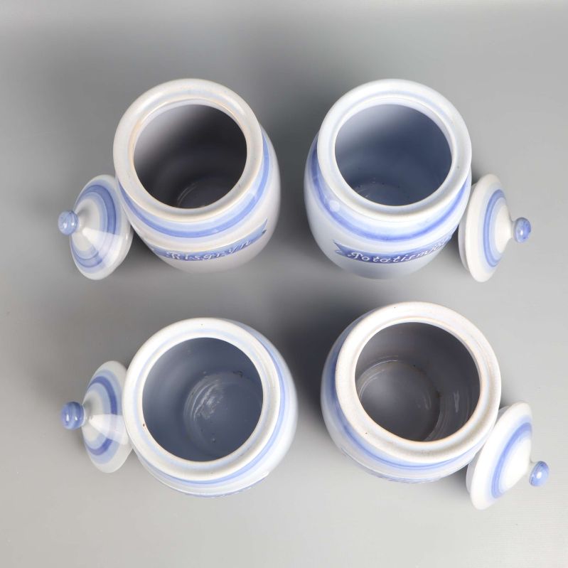 Fyra öppna burkar med lock vid sidan om