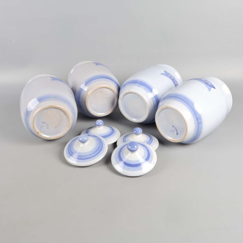 Burkar och lock upp-och-ned på ett grått underlag