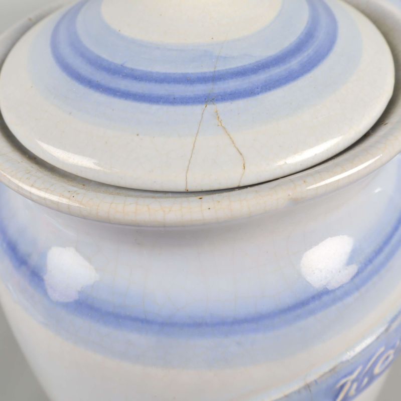Lock med blå ränder och spricka i glasyren på lock
