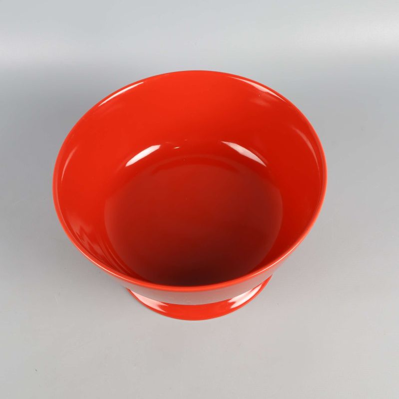 Röd skål sedd uppifrån med blank insida