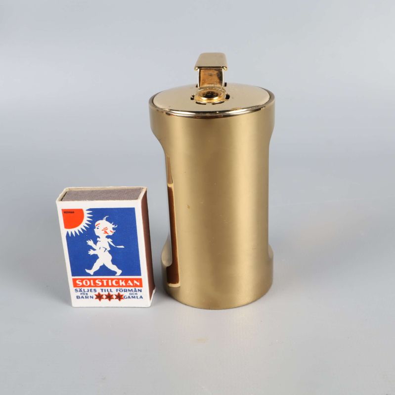 Tändare bredvid tändsticksask för storleksjämförelse