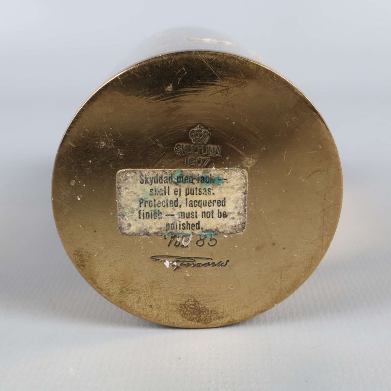 Närbild på botten och etikett med tillverkarinfo