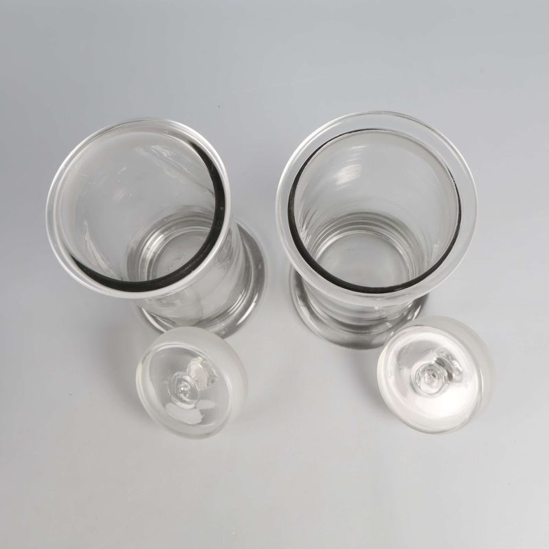 Burkarna sedda uppifrån med lock bredvid öppningarna