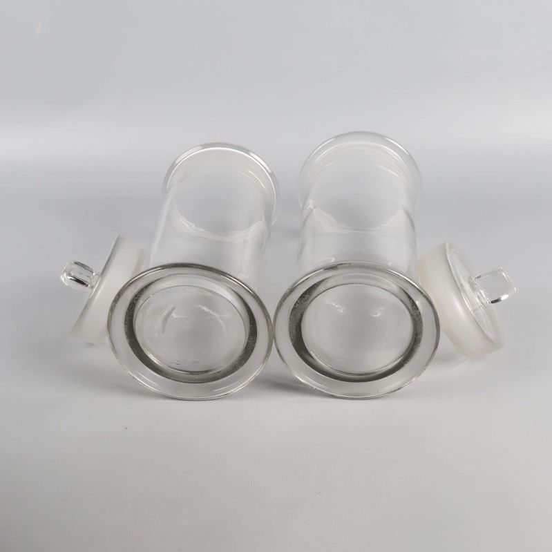 Botten på glasburkarna som ligger ner med lock vid sidan