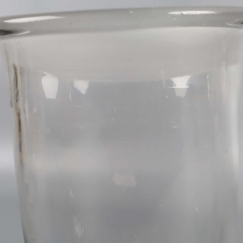 Närbild på ovankant av glasburk för att visa skick