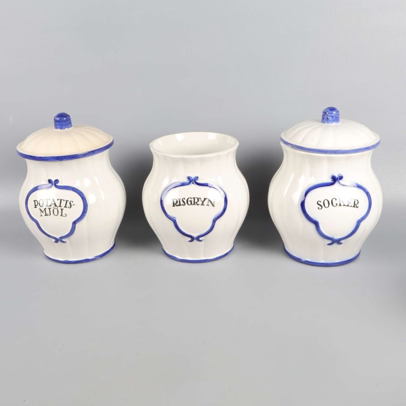 Tre porslinsburkar för potatismjöl, risgryn och socker