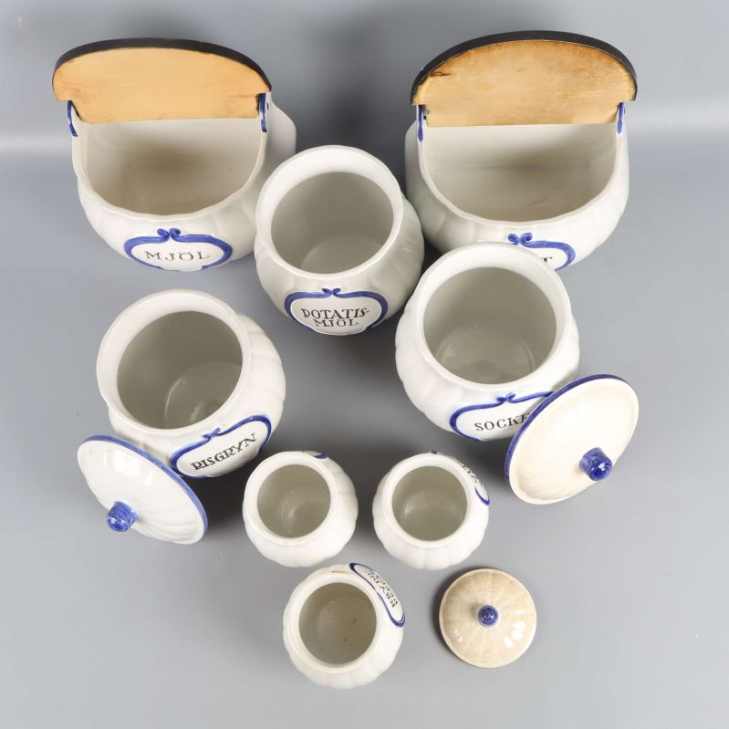 Överblick inuti alla åtta burkar utan lock