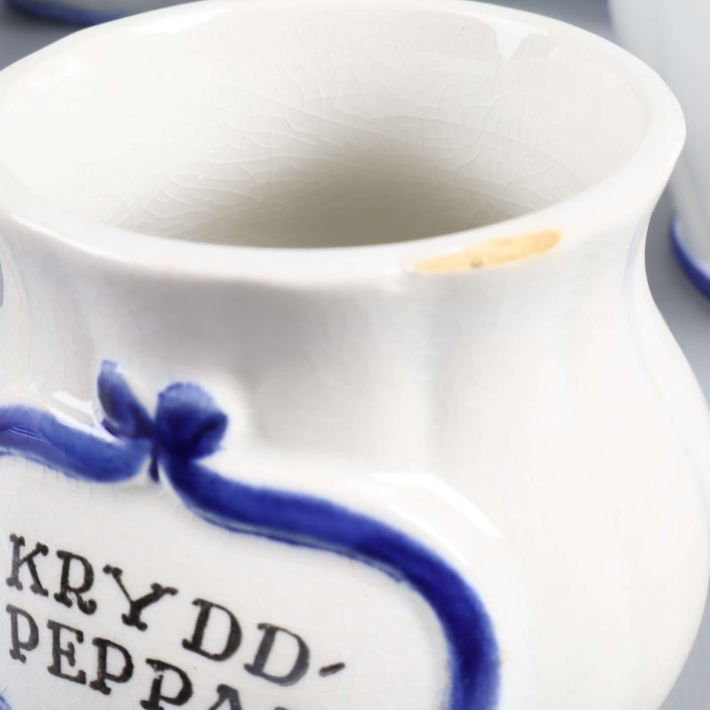 Närbild på burk med texten kryddpeppar och en liten kantstött