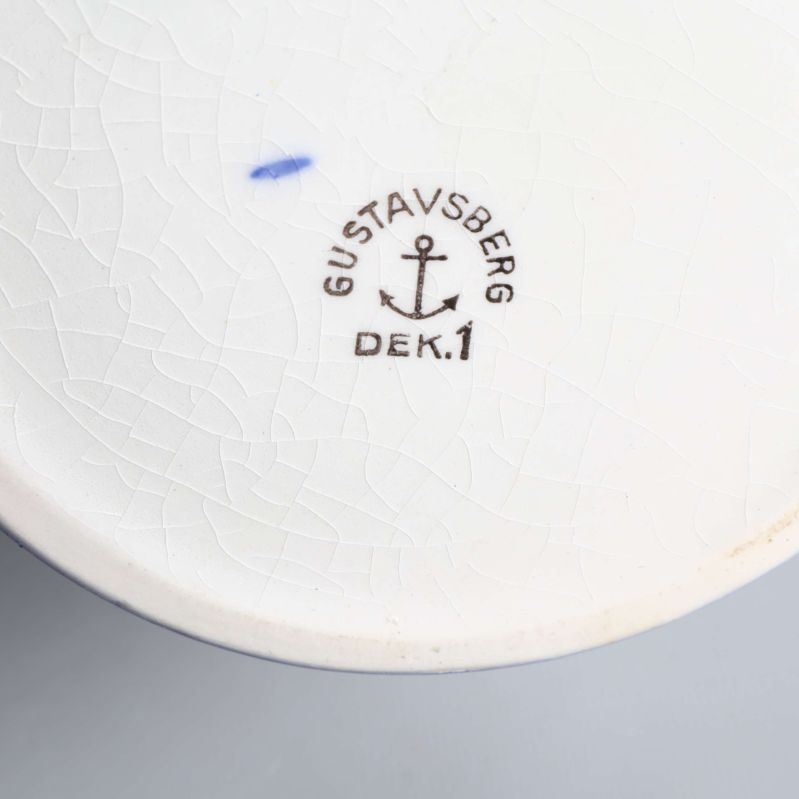 Stämpel med texten Gustavsberg DEK.1 på porslinets undersida