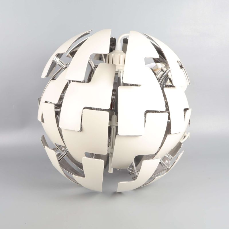 Taklampa med öppnade paneler som visar innanmätet