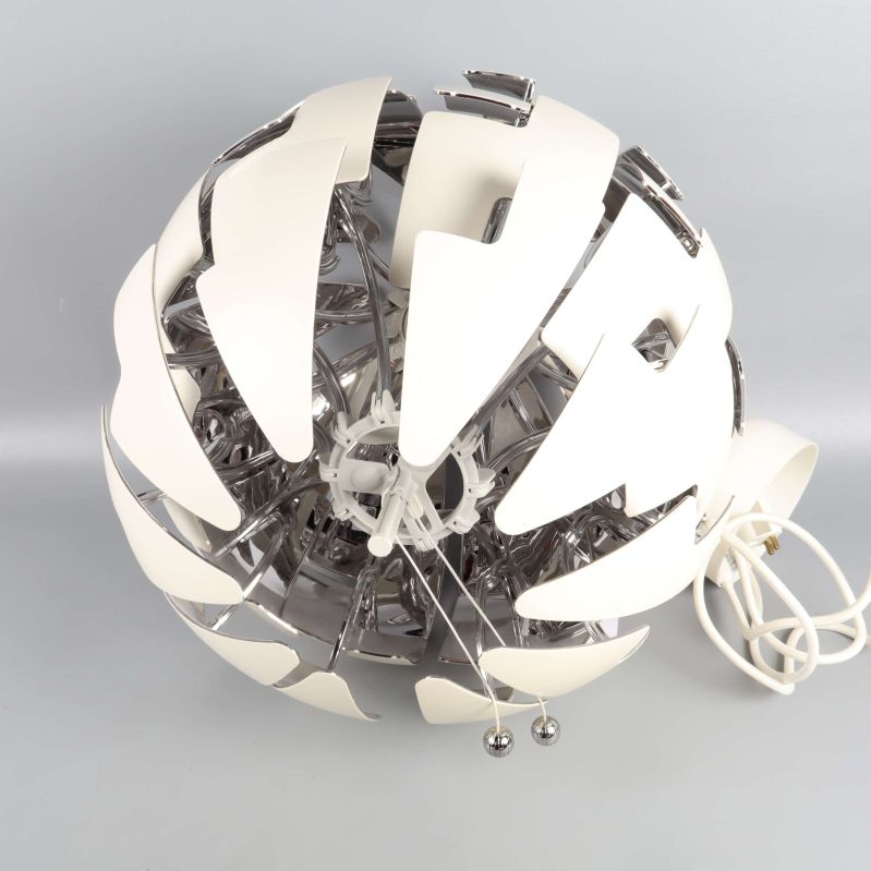 Lampans inre konstruktion och öppnade segment tydligt synliga