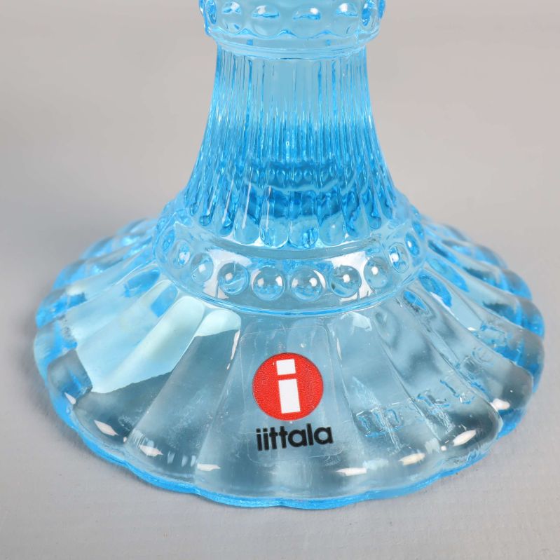 Närbild på foten med iittala-logga i rött