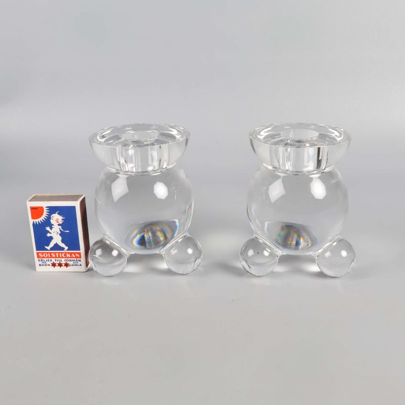 Två glasljusstakar vid en tändsticksask för storleksjämförelse