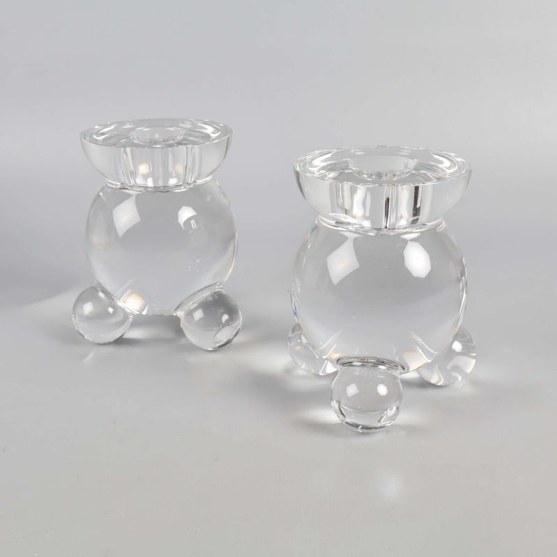 Glasljusstakar i par visade från sned vinkel