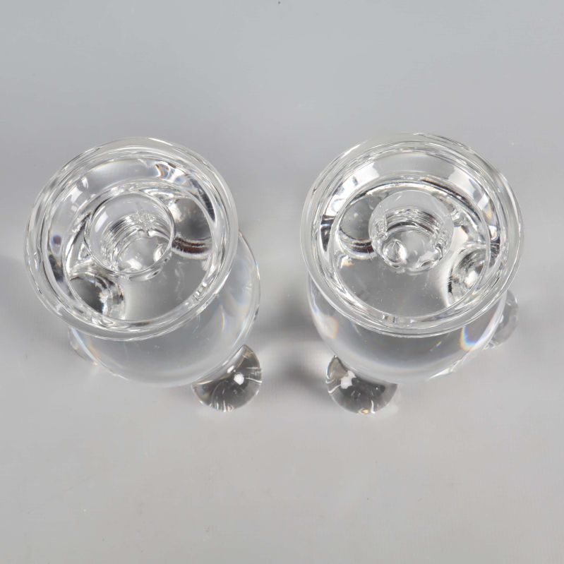 Två glasljusstakar ovanifrån med öppna ljusfästen