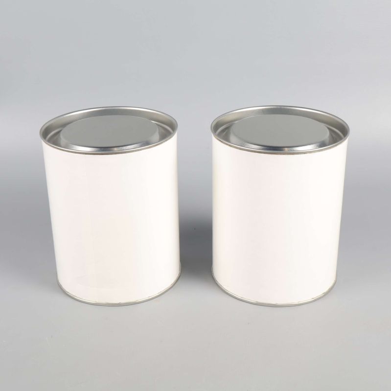 Två vita cylinderaskar med lock på grå bakgrund