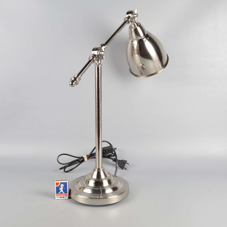 Metallampa med lång skärm och svart sladd