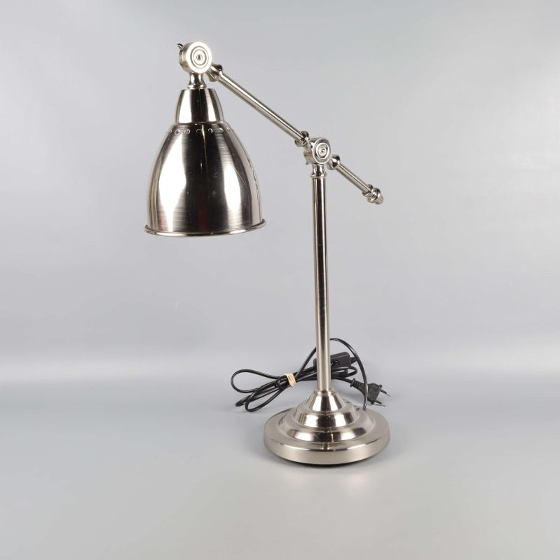 Metallampans sida med synlig arm och led