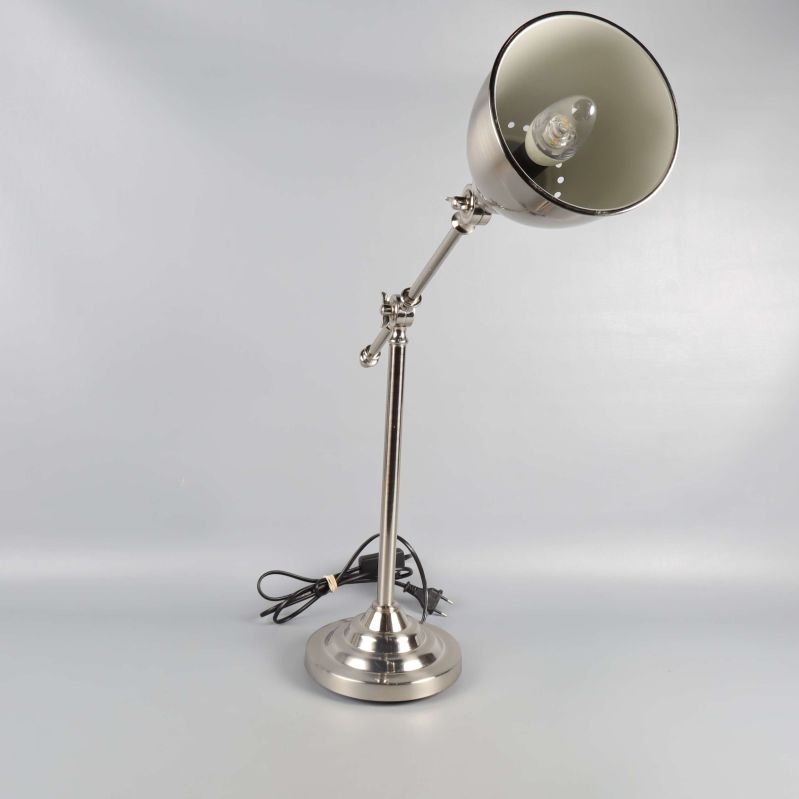 Skrivbordslampa uppifrån med öppen rund lampskärm