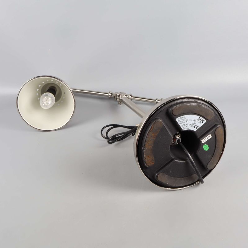 Skrivbordslampa liggande, fotens undersida med etikett