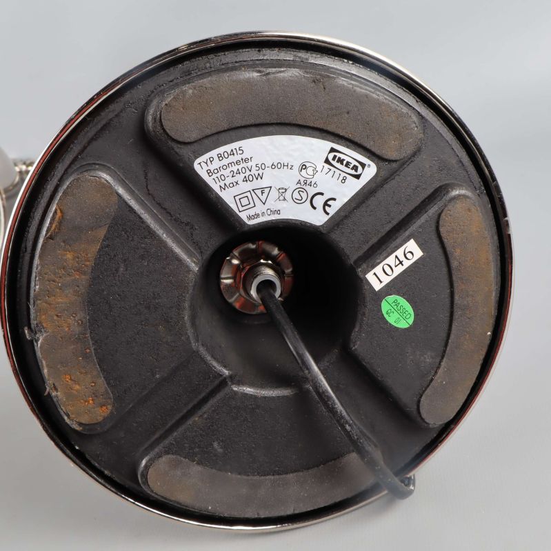 Närbild av lampfotens etikett och tekniska specifikationer