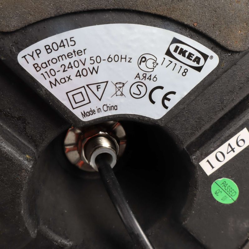 Detaljerad etikett visar lampmodell Barometer från Ikea