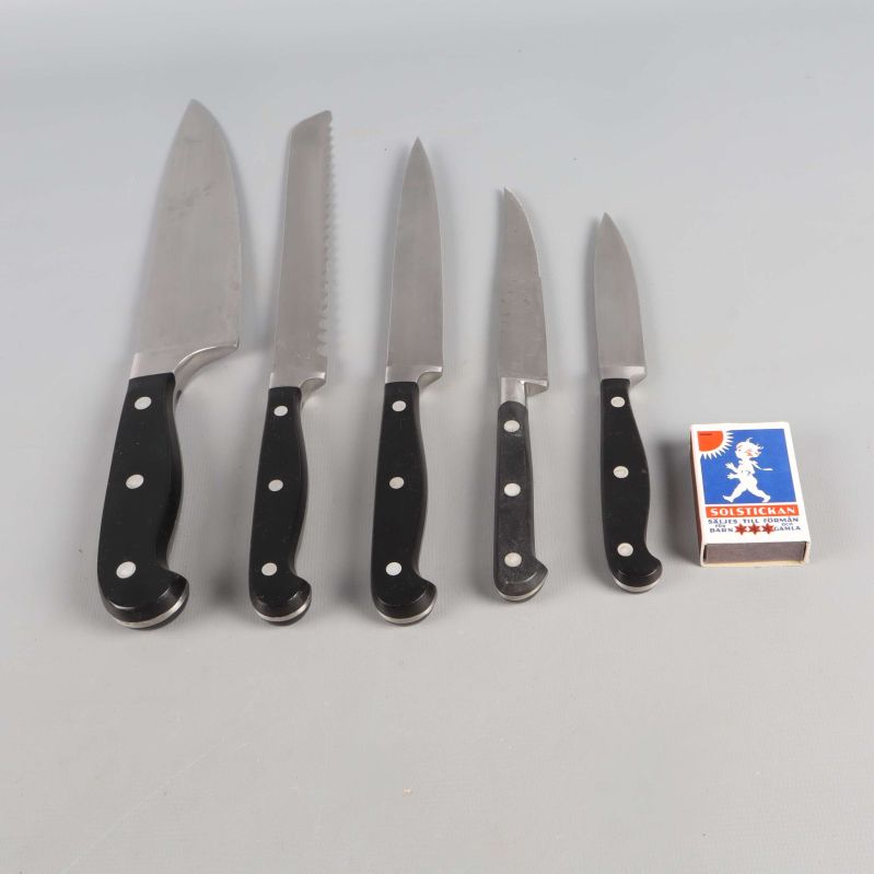 Fem köksknivar och en tändsticksask för storleksjämförelse