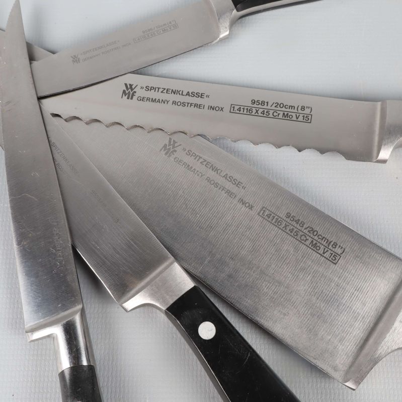 Knivblad med graverad text och märkning visas närbild