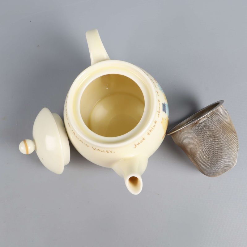 Tekanna med öppet lock och metallfilter bredvid