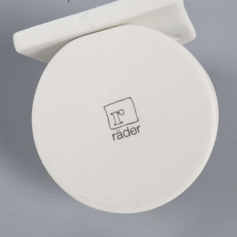 Närbild av räder-logotyp på botten av ljushållare