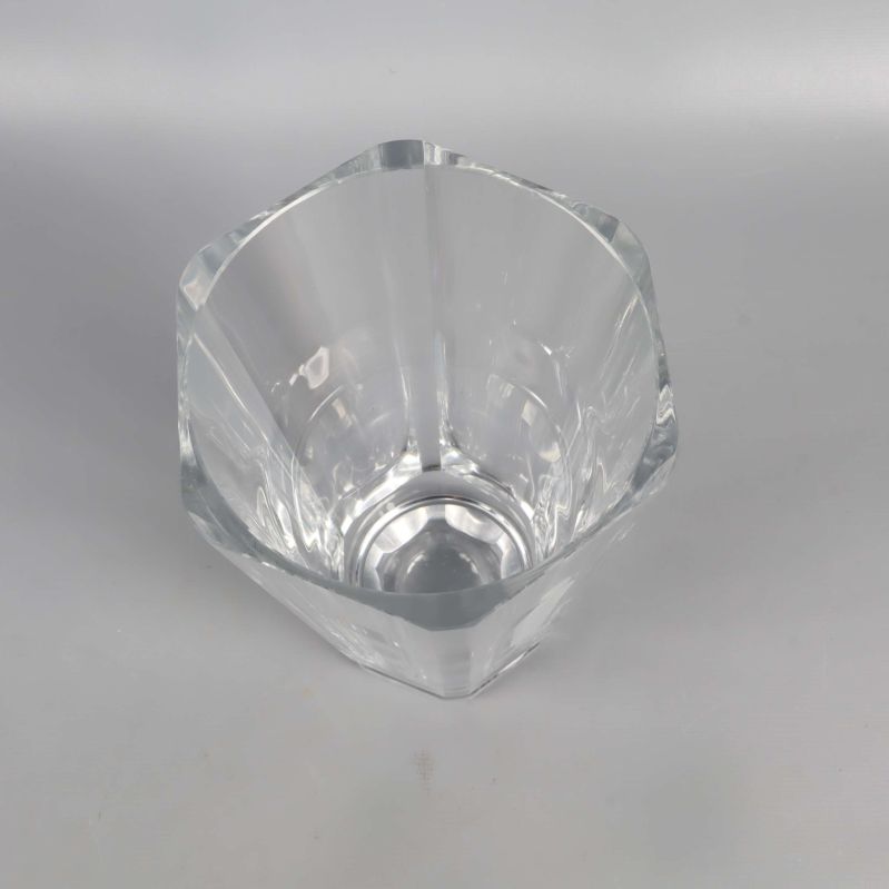 Vy ovanifrån av vas med fasetterad öppning