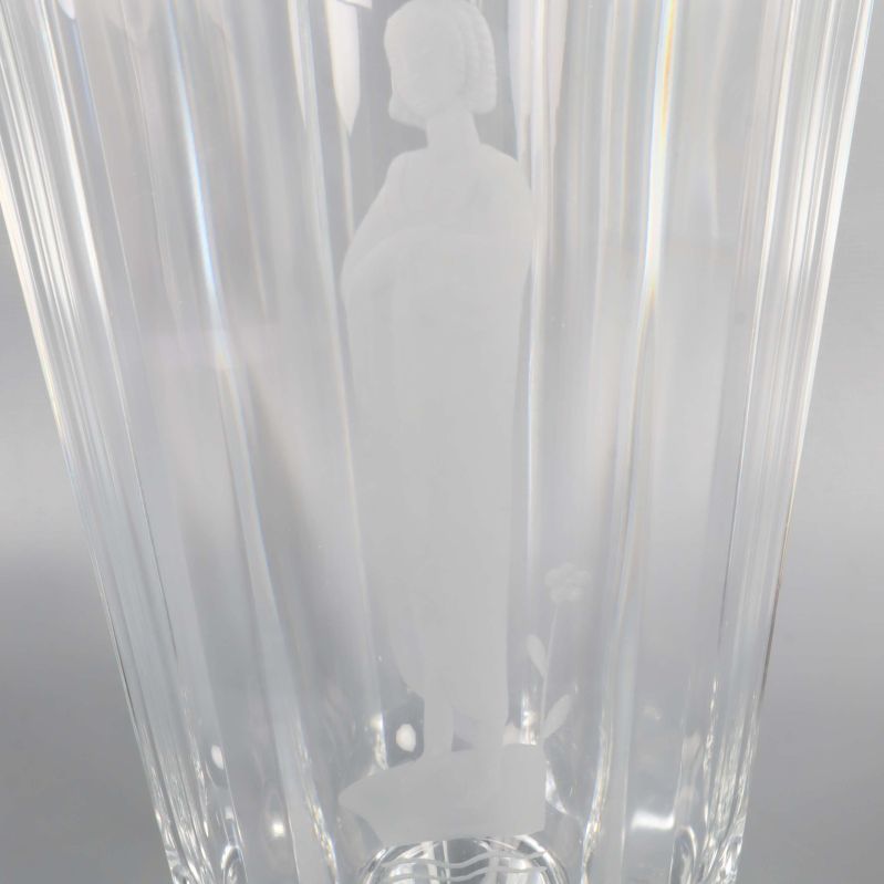 Närbild på slipad figurdekor på vas