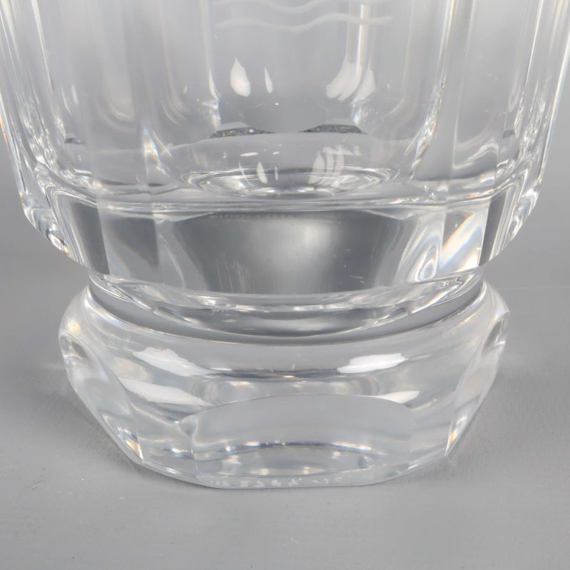 Närbild på kristallvasens runda fot och fasetter