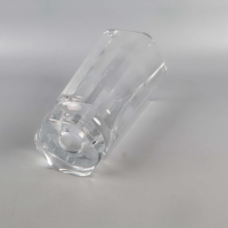 Kristallvas liggandes på sidan, visar botten